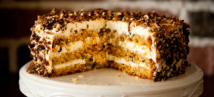 Carrot cake with spicy hazelnuts