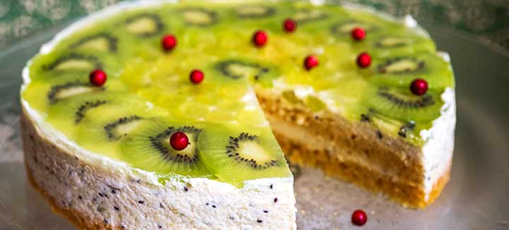 Mango sponge cake with kiwi cream (vegan)