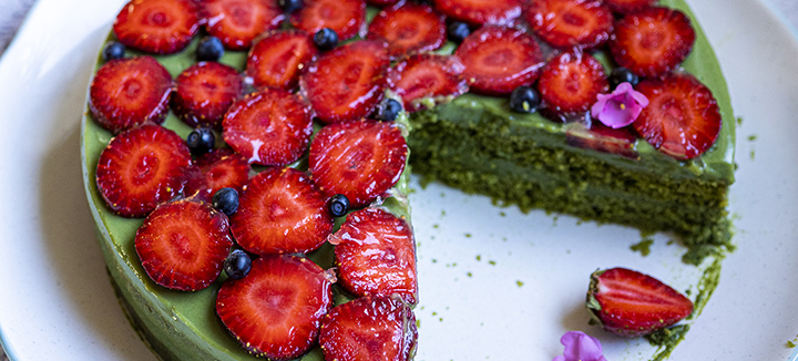 Matcha-strawberry cake (vegan)